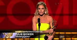 Julie Bowen wins an Emmy for Modern Family at the 2012 Primetime Emmy Awards!