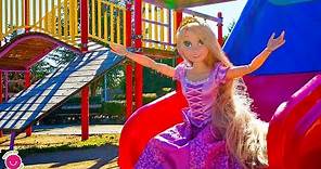 Muñeca Rapunzel juega como una niña - Vídeos divertidos de juguetes
