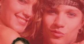 DIANE LANE, LA SALVAJE MUJER QUE INPIRÓ LA CANCIÓN YOU GIVE LOVE A BAD NAME DE BON JOVIJon Bon Jovi; líder y vocalista de la banda y la actriz Diane Lane tuvieron un apasionado romance en 1985 que apenas duró unos meses. Jon, que había dejado a su novia formal desde la secundaria, pensó que había encontrado a su alma gemela en la Diane, quien en aquellos días estaba viviendo la vida tan salvaje y apasionadamente como una estrella del rockTenían todo para ser la pareja perfecta, eran jóvenes, gua