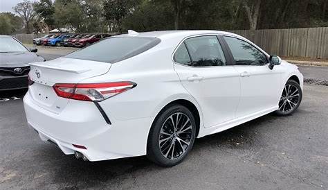 2020 toyota camry se curb weight