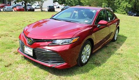 2020 toyota camry le features