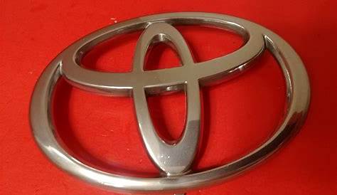 2011 toyota camry front grill emblem