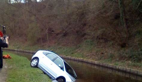 Crashed Ford Focus fished out of canal | Shropshire Star