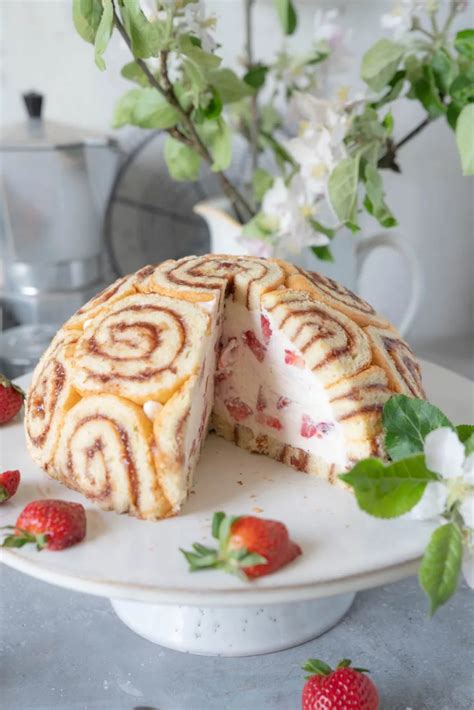 Einfaches Rezept für eine fruchtige und cremige Erdbeer Charlotte