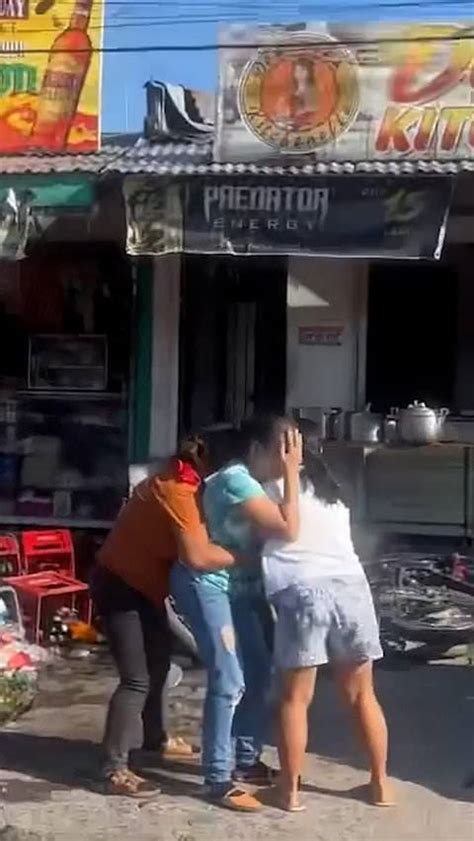 Drivers stop as 7.8-magnitude earthquake hits Philippines