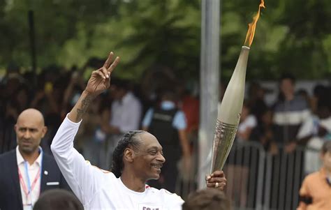 JO de Paris 2024 Snoop Dog a porté la flamme à Saint Denis France