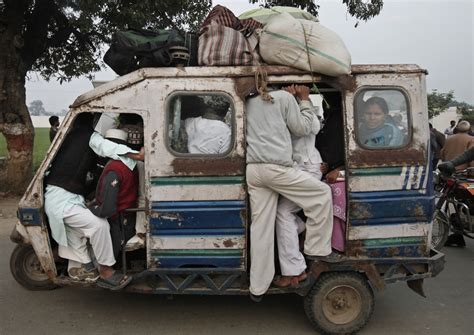 From Overcrowded Buses to Trains: Incredible Images of Overloaded India ...