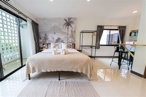 Deluxe Double Room, Street View - Guesthouses for Rent in Phuket, Chang ...