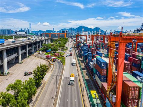 Charting the global economy: Sentiment among US consumers wanes