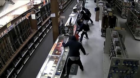 gun store ‘smash and grab robbery caught on camera