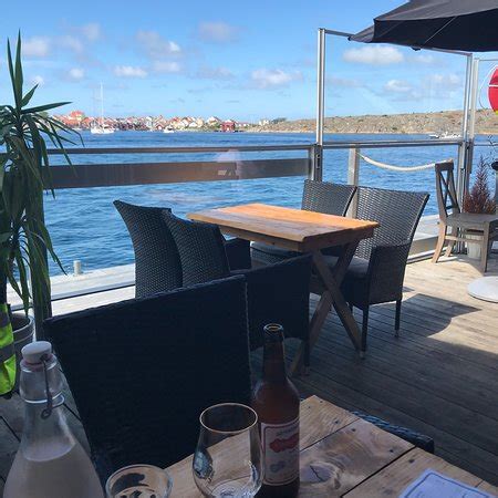 Med havet som första parkett är det svårt att inte trivas i lokalens atmosfär. Feldt"s Bryggas Cafe & Bistro, Kungshamn - Restaurant ...