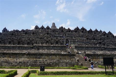 Candi ini didirikan pada zaman wangsa syailendra berkuasa. Harga Tiket Masuk Candi Borobudur Naik Selama Libur ...