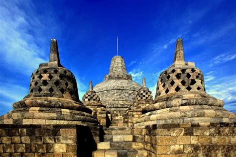 Candi borobudur ini merupakan candi terbesar di indonesia maupun didunia. Menjauhkan Lumut dari Candi Borobudur - Taman Wisata Candi