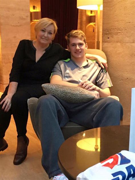 Andre iguodala seems to want a meeting with the rookie's mom. Presrečni Luka Dončić: babica mu prinaša srečo
