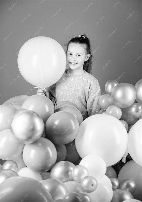 najszczęśliwsze wakacje małe dziecko urocze dziecko z balonami z helem słodkie małe dziecko z