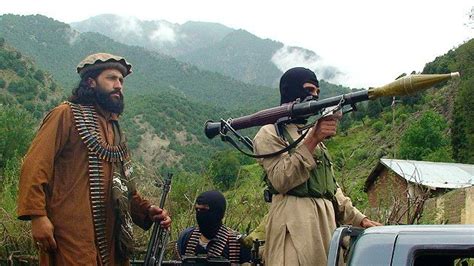 Afganistan, tarih boyunca acılarla yoğrulan bir coğrafyanın mahzun insanlarına ev sahipliği yapan 1996'da kurulan i̇slami afganistan emirliği altında 2001 yılına kadar afganistanı yöneten taliban. Taliban neden IŞİD'le savaşıyor? - BBC News Türkçe