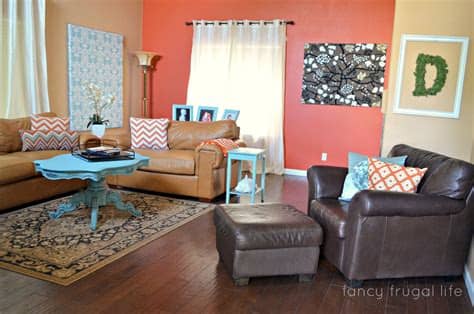 Living with roommates in a college apartment or house means lots of mismatched décor, furniture and opinions. College Apartment Living Room Decorating Ideas | College ...