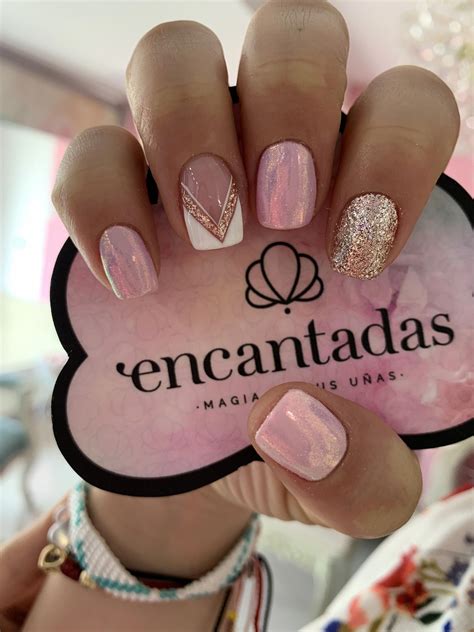 Discover the 10 most popular nail polish colors of all time! | Gold