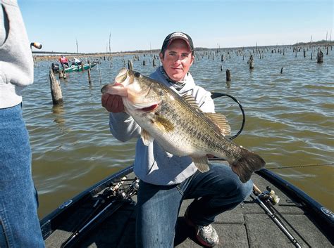 We have a cozy cabin with a full kitchen. Lake Fork Largemouth Bass and White Bass - In-Fisherman