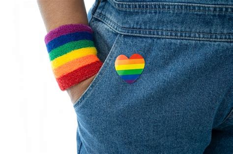 senhora asiática usando pulseiras com a bandeira do arco íris símbolo do mês do orgulho lgbt