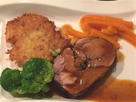 Wildschweinkeule mit Niedrigtemperatur und einer speziellen Sauce von