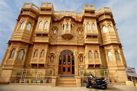Together they embark on a journey to shoot shaitaan haveli, which turns out to be both the name of the film and the location of the shoot. Les havelî de Jaisalmer