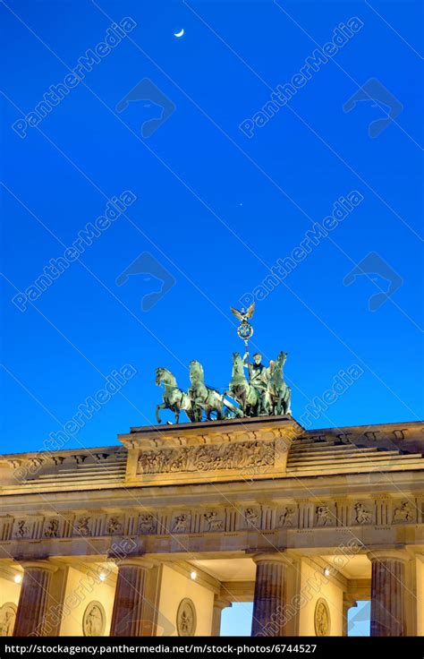 Das Brandenburger Tor Am Abend Mit Einem Kleinen Mond Lizenzfreies