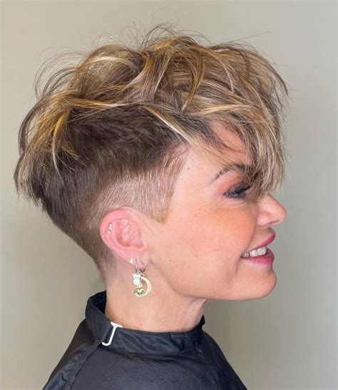 30 Stylish Androgynous Gender Neutral And Non Binary Haircuts For 2023 Artofit