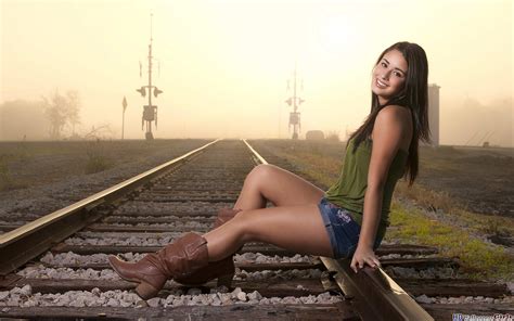 hình nền đàn bà mô hình ngồi quần short nhiếp ảnh đường sắt mỉm cười quần jean ngắn