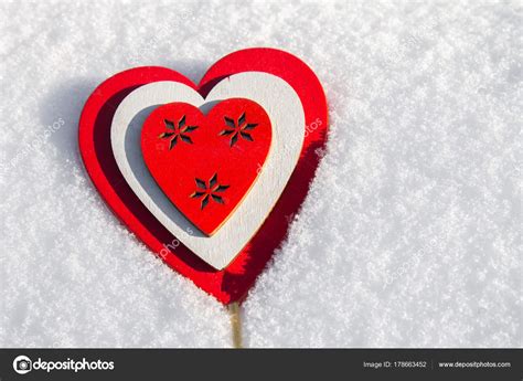 Auf deinem pc abspeichern und dann. Im Schnee liegt ein rotes Herz aus Holz. Vorlage für eine ...