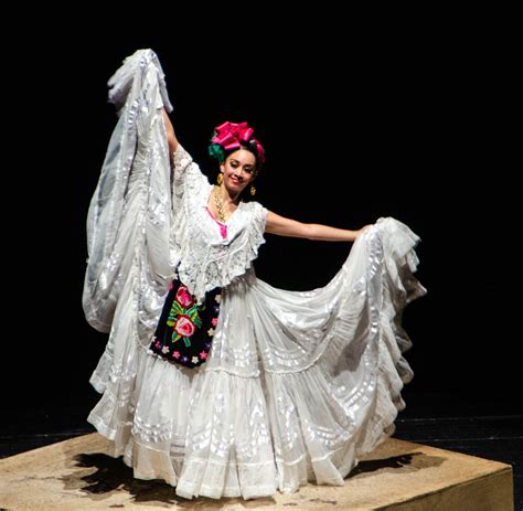 Mexican Dancer Traditional Mexican Dress Mexican Dresses Folklorico