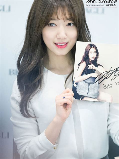 Beautiful Korean girl pictures showing her body shape