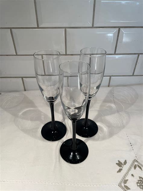 3 champagneglas svart fot DOMINO LUMINARC F Köp på Tradera