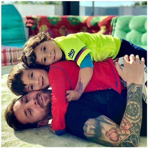 Adorable Photo Lionel Messi And 2 Kids Lying On Top Of Him