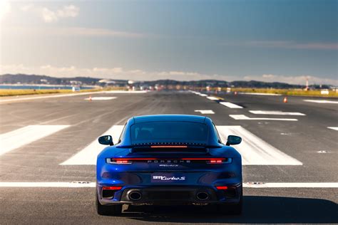 Watch The Porsche 911 Turbo S Hit 186 Mph On Airport Runway Carbuzz