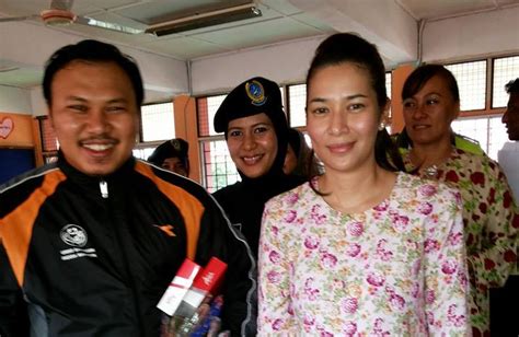 Dikenali dengan nama komersialnya, julia rais. Foto Cik Puan Muda Pahang Melawat Mangsa Banjir ! ~ PDO