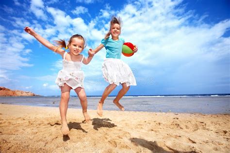 Niños Que Juegan En La Playa Imagen De Archivo Imagen De Ocio Playa