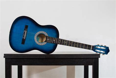 A practicarlo a diario, y memorizando poco a poco posturas y nombres. Guitarra Azul Isolada No Preto Imagem de Stock - Imagem de ...