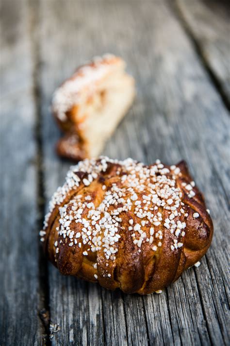 La ricetta originale dei kanelbullar, le tipiche girelle alla cannella svedesi tratta dal libro dolci hygge di bronte aurell. Kanelbullar (brioche svedese alla cannella). Magnus ...
