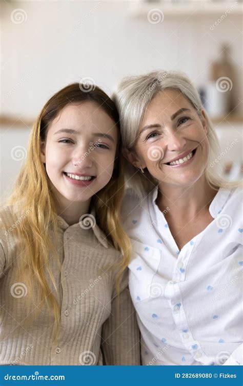 Feliz Y Hermosa Abuela Y Linda Chica Adolescente Retrato Vertical En