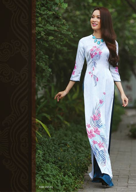Ao Dai Always Leaves A Deep Impression On Foreign Visitors To Vietnam ~ Sharing Vietnam Travel