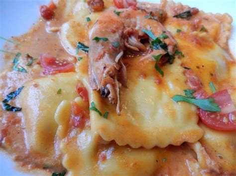 Rimpastate i ritagli e preparate altri ravioli (così fino ad esaurimento degli ingredienti): Ravioli di Pesce con Gamberi, un primo che sa di mare.