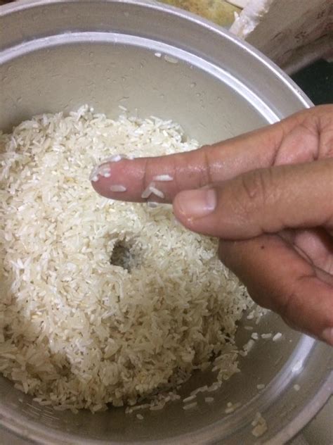 Seterusnya isi air dengan secukupnya dan letak cawan di bahagian tengah rice cooker. Step-by-Step: Cara Masak Nasi Lemak Yang Mudah & Sedap ...