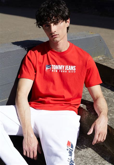 tommy jeans entry athletics tee t shirt print deep crimson rot zalando de