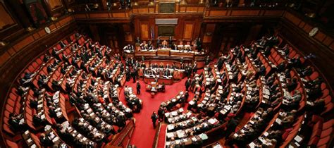 El senato es la cámara alta del parlamento italiano, con funciones similares a la camera dei deputati. Letta ha la fiducia del Senato - Il Post