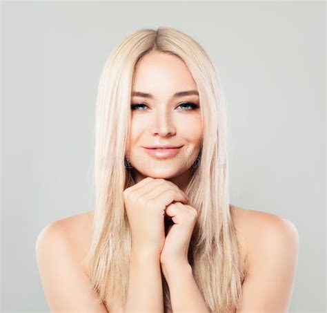Sexy Blondie Modell Woman Nettes Gesicht Gelbe Blume Blondes Haar