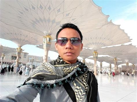 Doa di atas bukit shafa ketika menghadap kabah (sebelum memulai sa'i). Gambar Orang Berdoa Di Mekkah