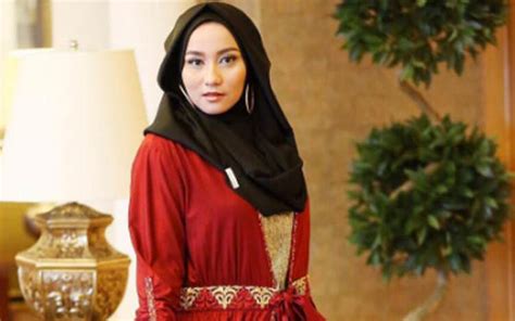 mengenal anniesa hasibuan desainer muda yang mengenalkan hijab di new york fashion week