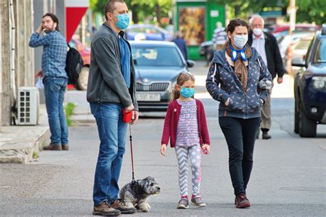 Povinnost nosit roušky zakrývající nos a ústa. Lidé odhodí 1. července roušky, ale zřejmě ne všude ...