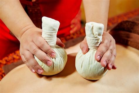 Série De Massages Thaïlandais Massage Du Dos Et Des épaules Massage Aux Herbes Et Au Spa
